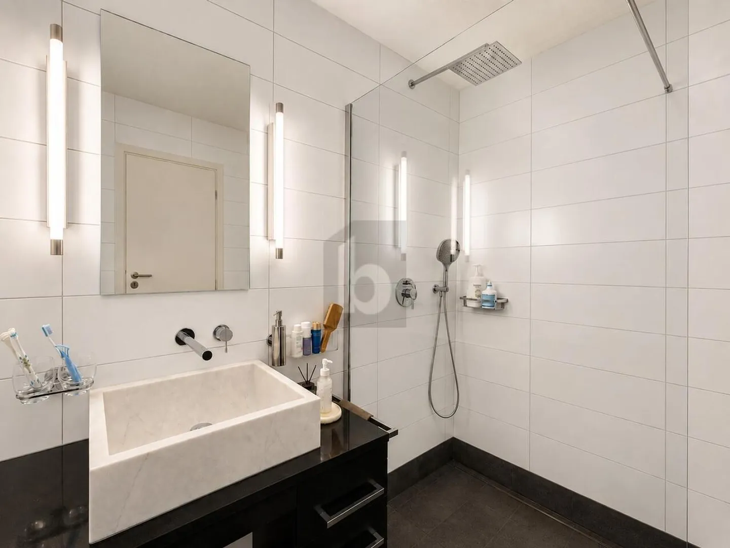 COMPLETAMENTE RISTRUTTURATO CON INTERNO DI ALTA QUALITÀ - Foto 4 di 6