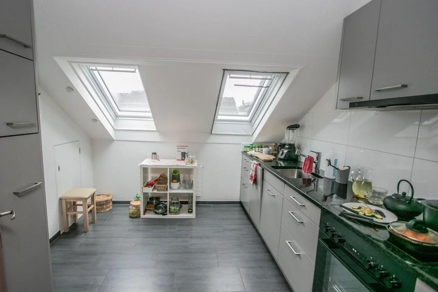 Appartamento mansardato di 2 stanze in una posizione tranquilla - Foto 3 di 8