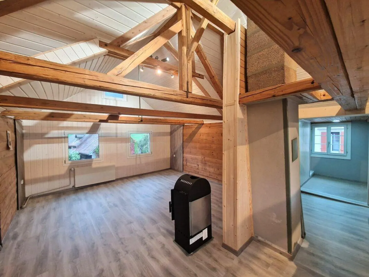 Appartement sous les combles lumineux et fraîchement rénové de 3,5 pièces avec cheminée - Photo 3 sur 9