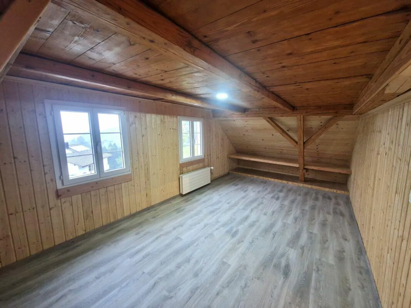 Appartement sous les combles lumineux et fraîchement rénové de 3,5 pièces avec cheminée - Photo 4 sur 9