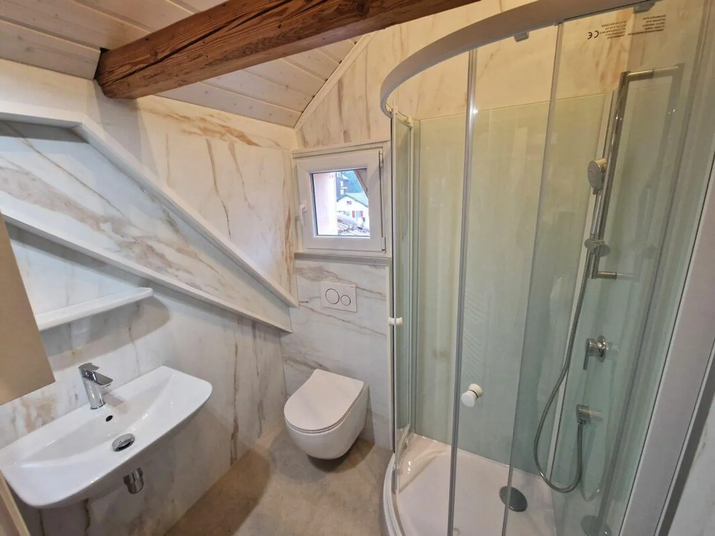 Appartement sous les combles lumineux et fraîchement rénové de 3,5 pièces avec cheminée - Photo 7 sur 9