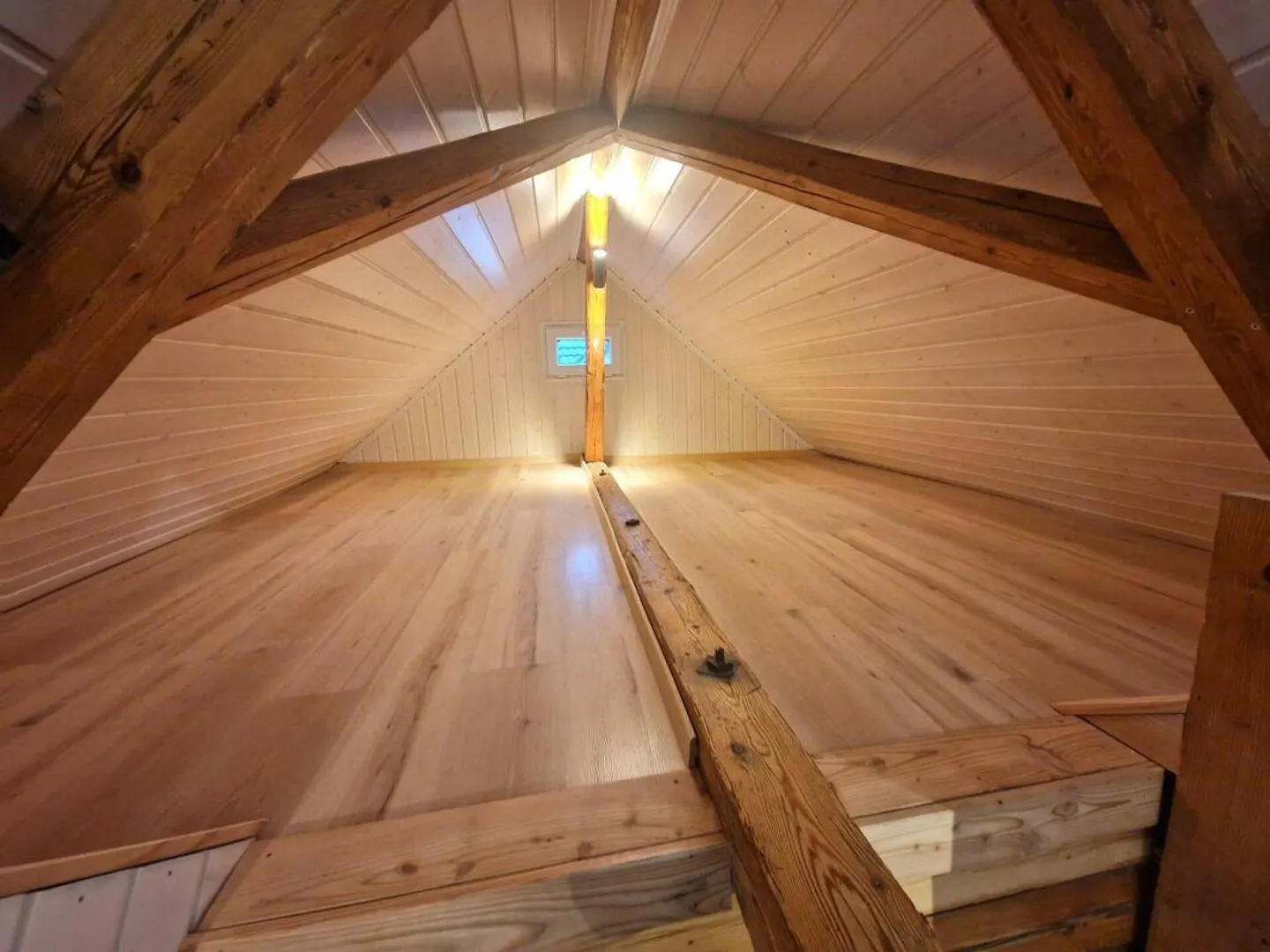 Appartement sous les combles lumineux et fraîchement rénové de 3,5 pièces avec cheminée - Photo 8 sur 9