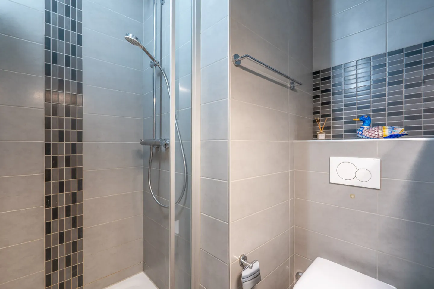 Charming Apartment with Lake View - Photo 12 of 13
