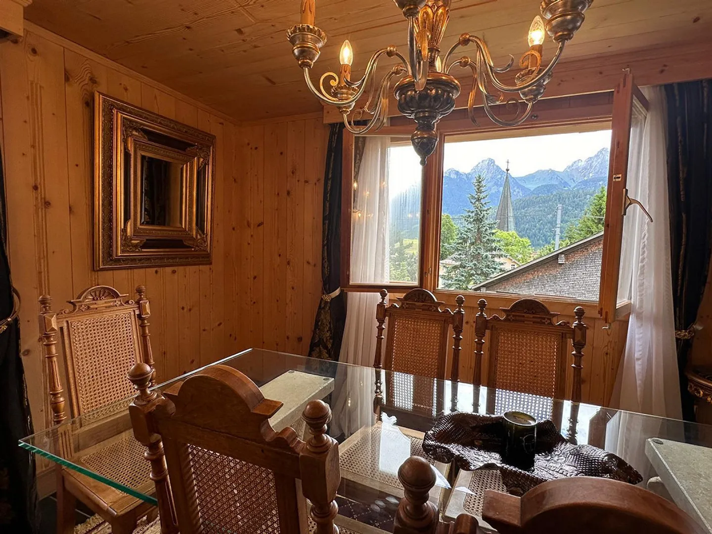 Charming Alpine Chalet with Garden - Photo 4 of 13