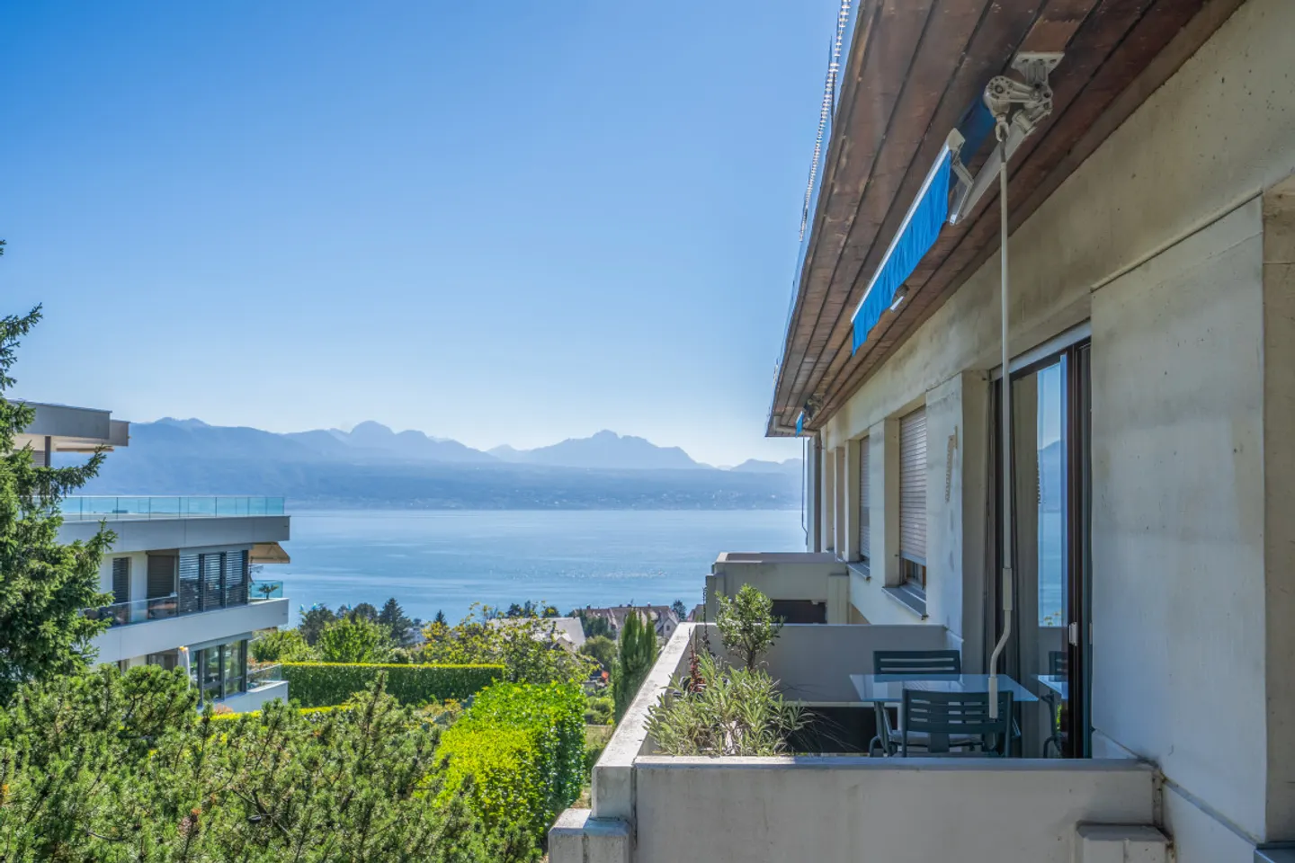 Charming Apartment with Lake View - Photo 13 of 13
