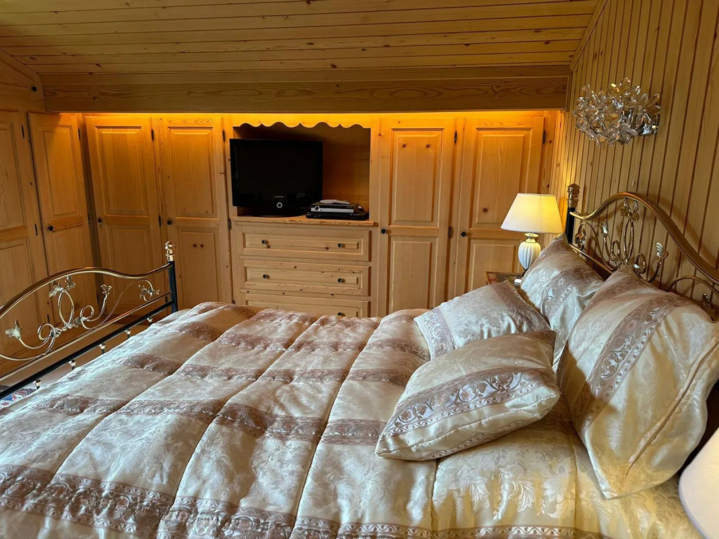 Charming Alpine Chalet with Garden - Photo 12 of 13