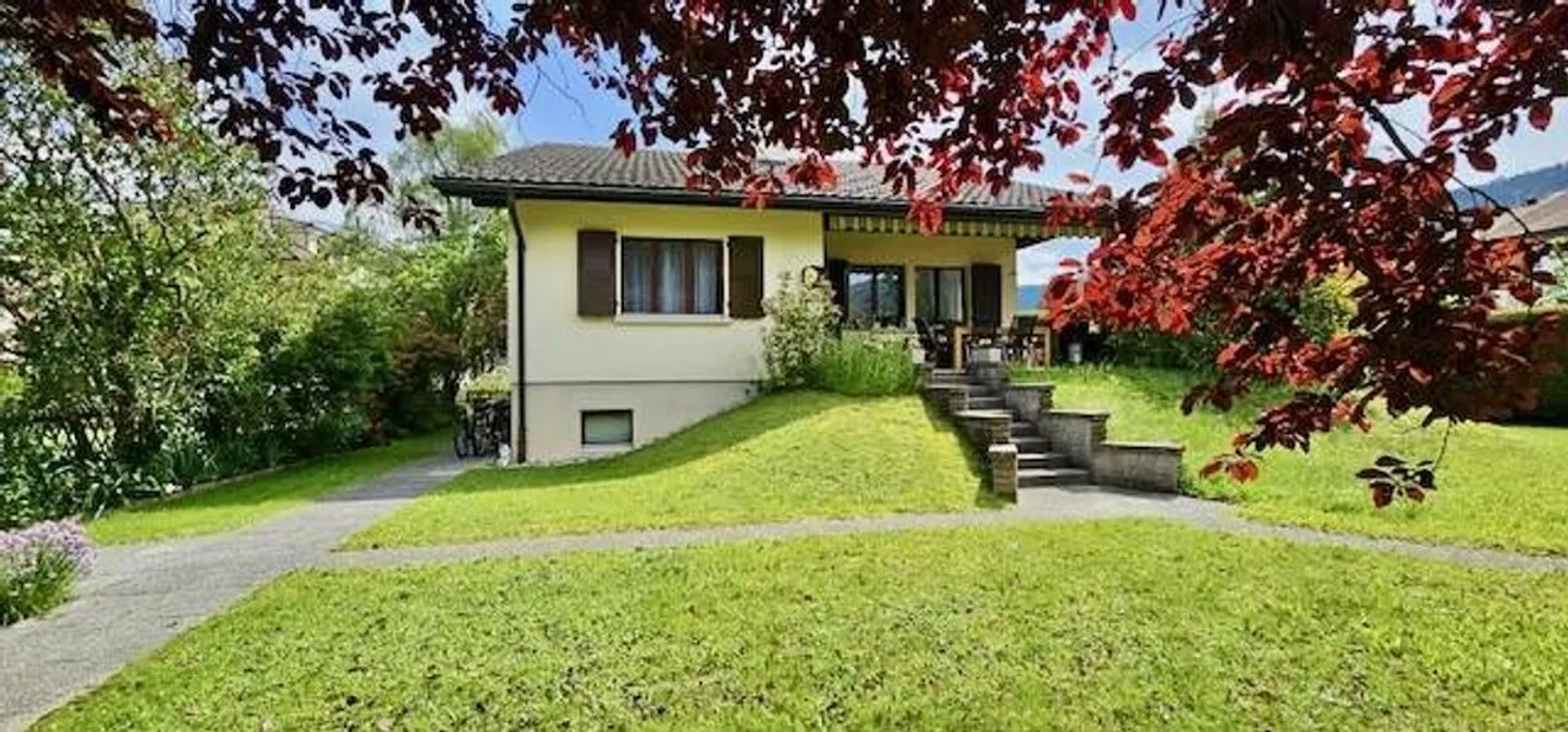 Warm house in a pleasant residential area, double garage, parking spaces - Photo 1 of 13