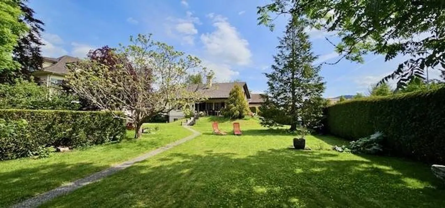 Warm house in a pleasant residential area, double garage, parking spaces - Photo 2 of 13