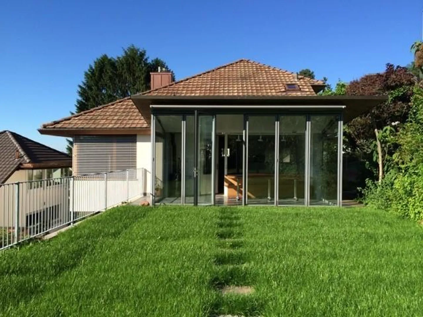 Casa unifamiliare in una posizione soleggiata con vista mozzafiato in affitto - Foto 1 di 12