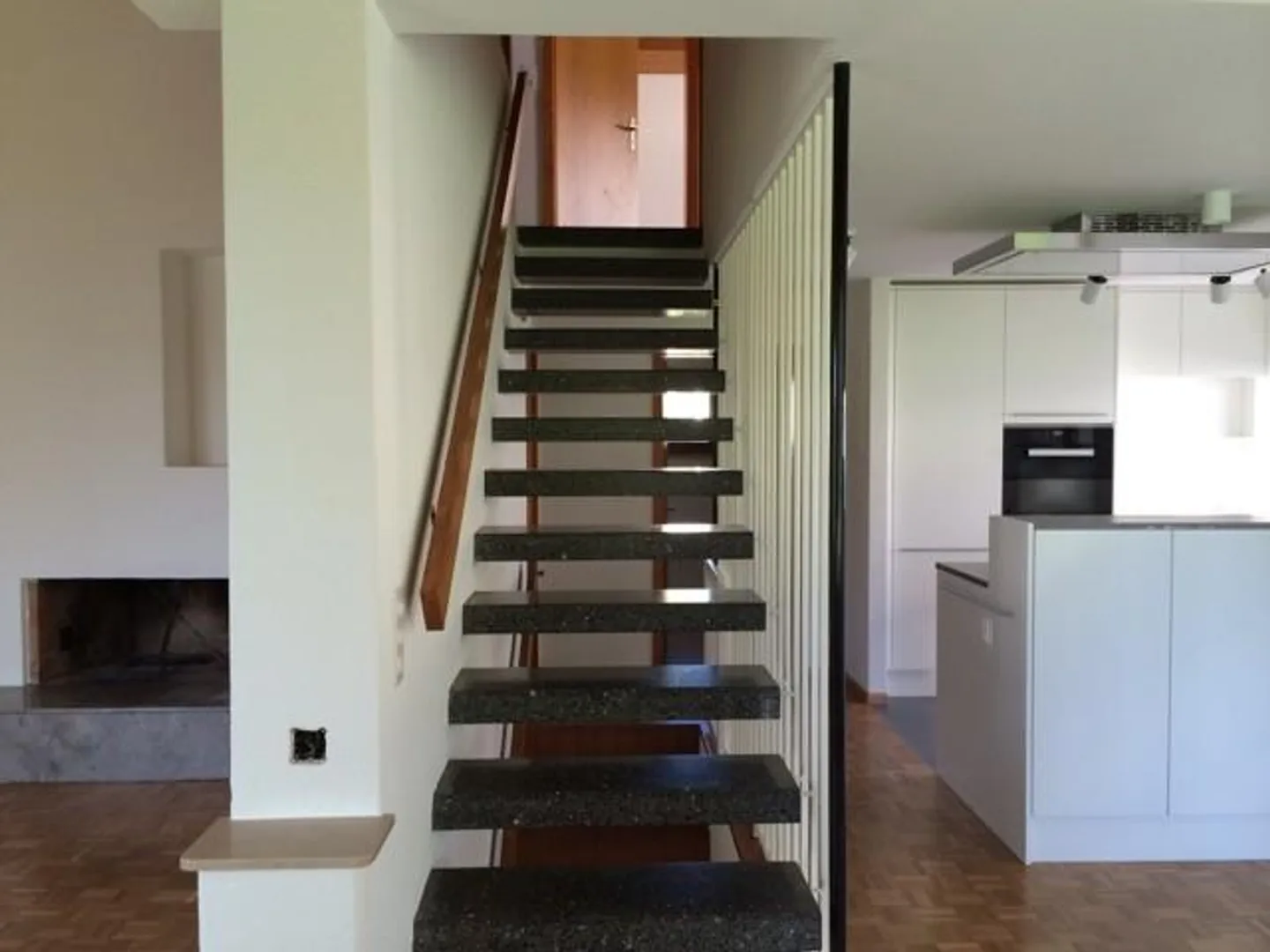 Casa unifamiliare in una posizione soleggiata con vista mozzafiato in affitto - Foto 4 di 12
