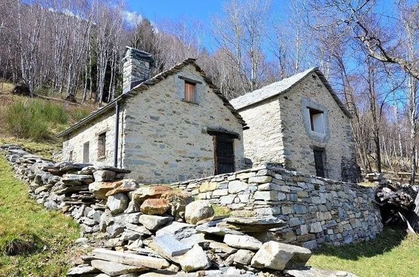 Due rustici parzialmente ristrutturati con giardino - Foto 1 di 27