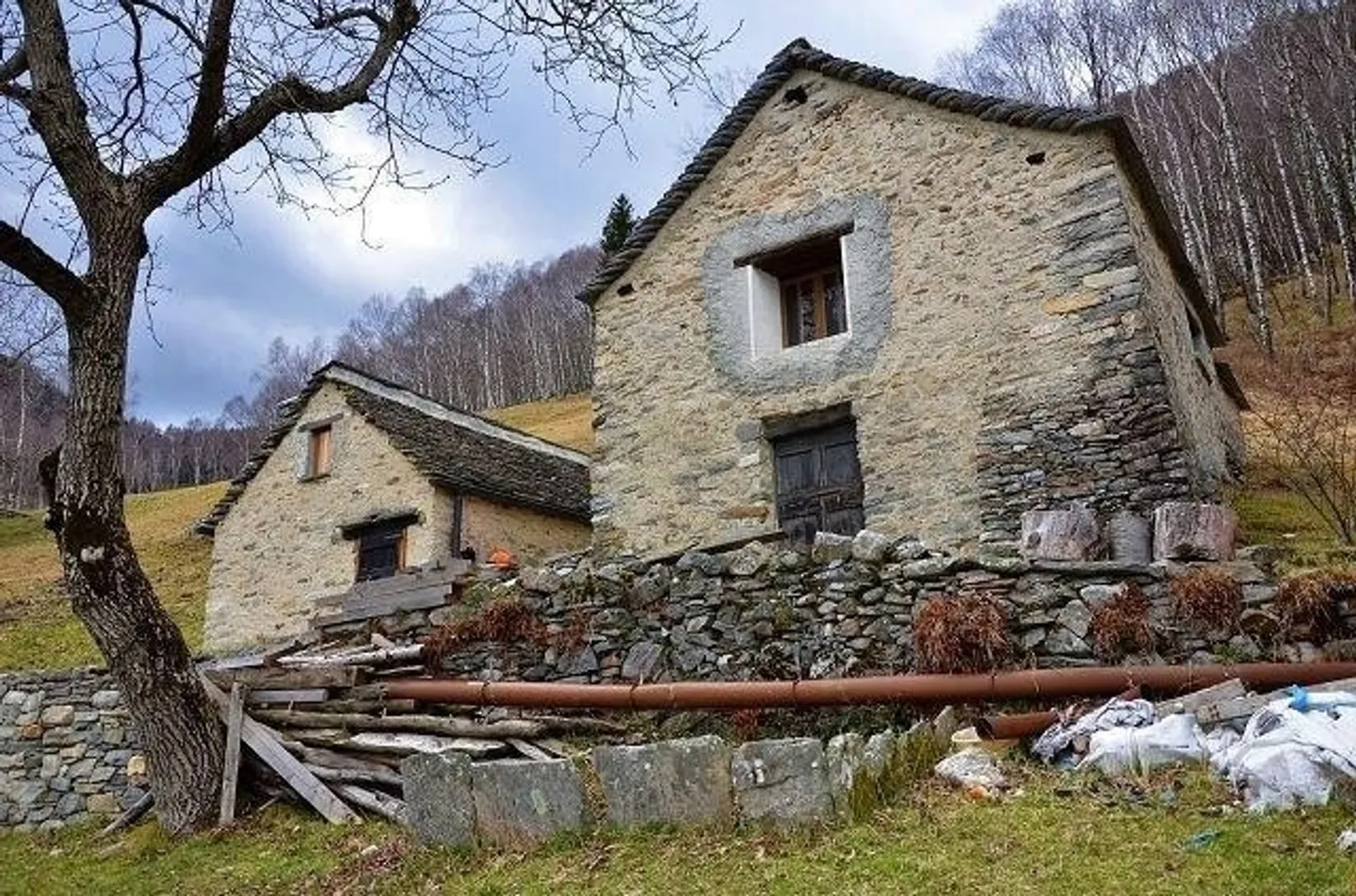 Due rustici parzialmente ristrutturati con giardino - Foto 26 di 27