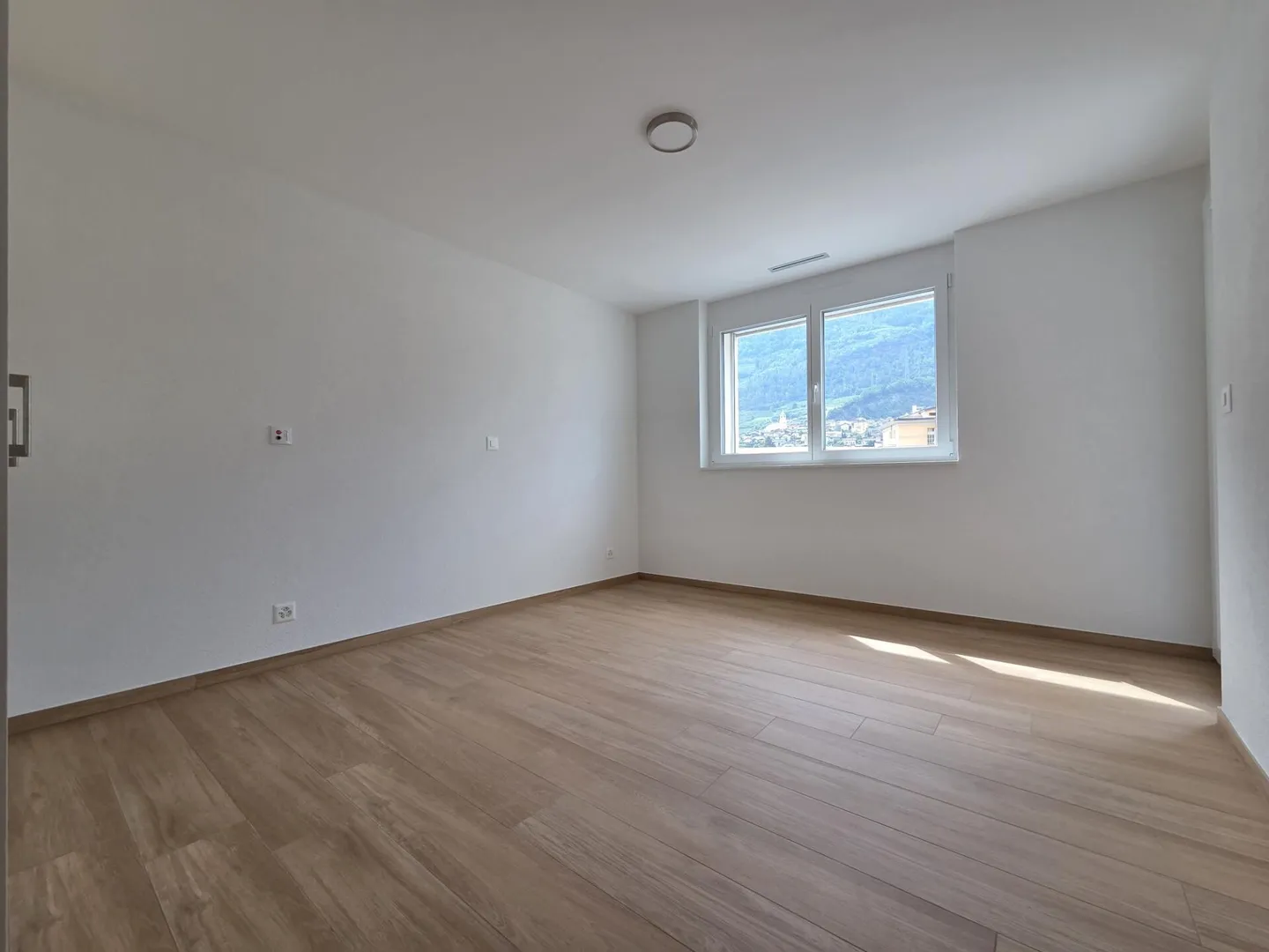 Nuovo - Appartamento di 3,5 locali con balcone e posti auto - Foto 4 di 7