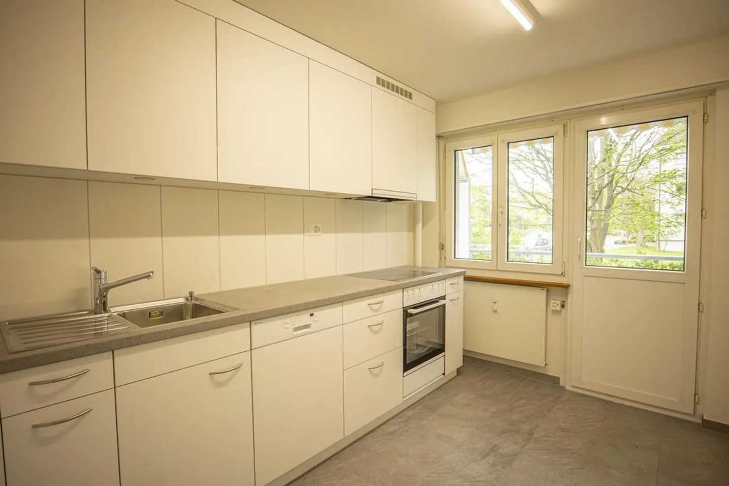 Bright apartment with renovated kitchen and bathroom - Photo 2 of 8