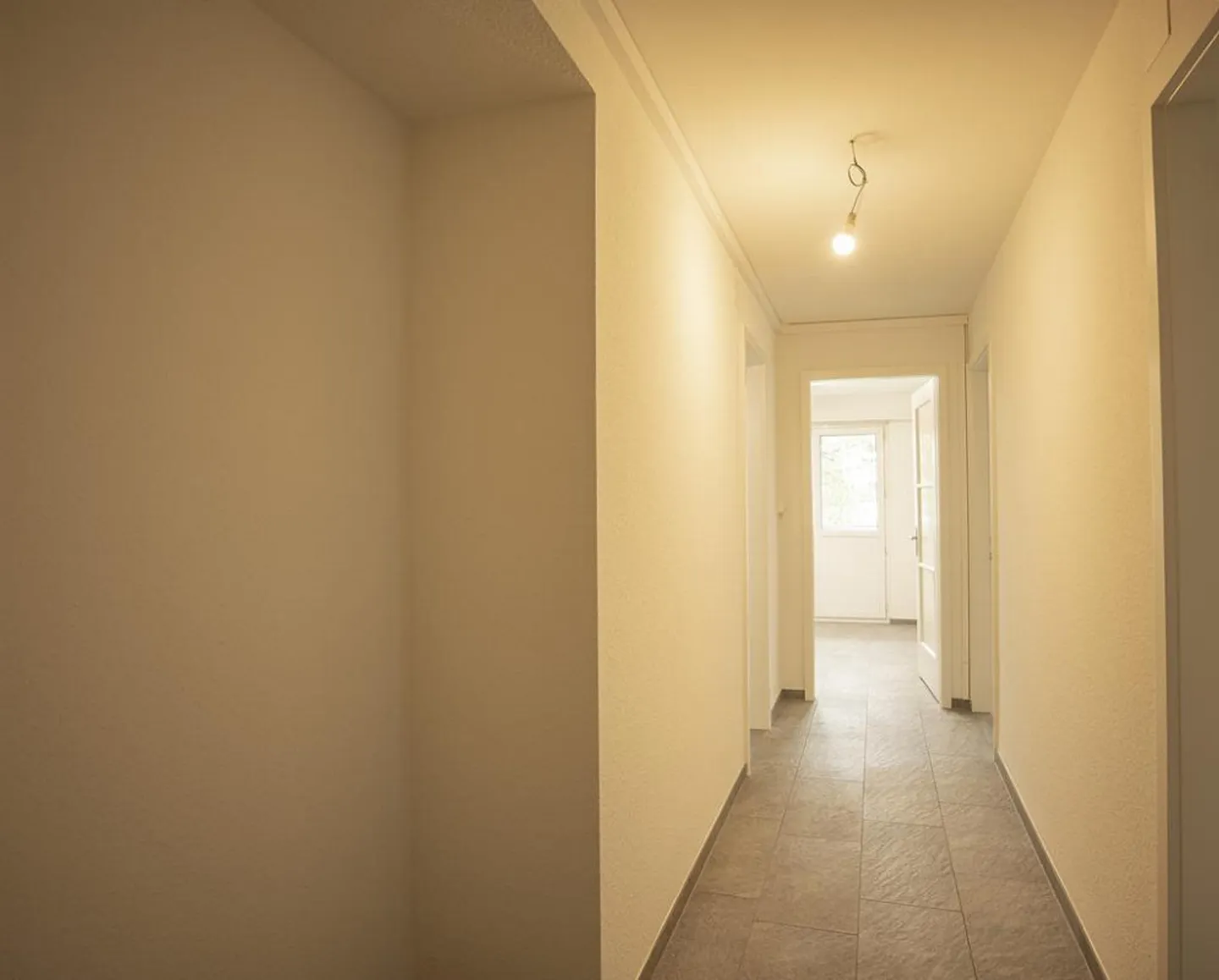 Bright apartment with renovated kitchen and bathroom - Photo 8 of 8