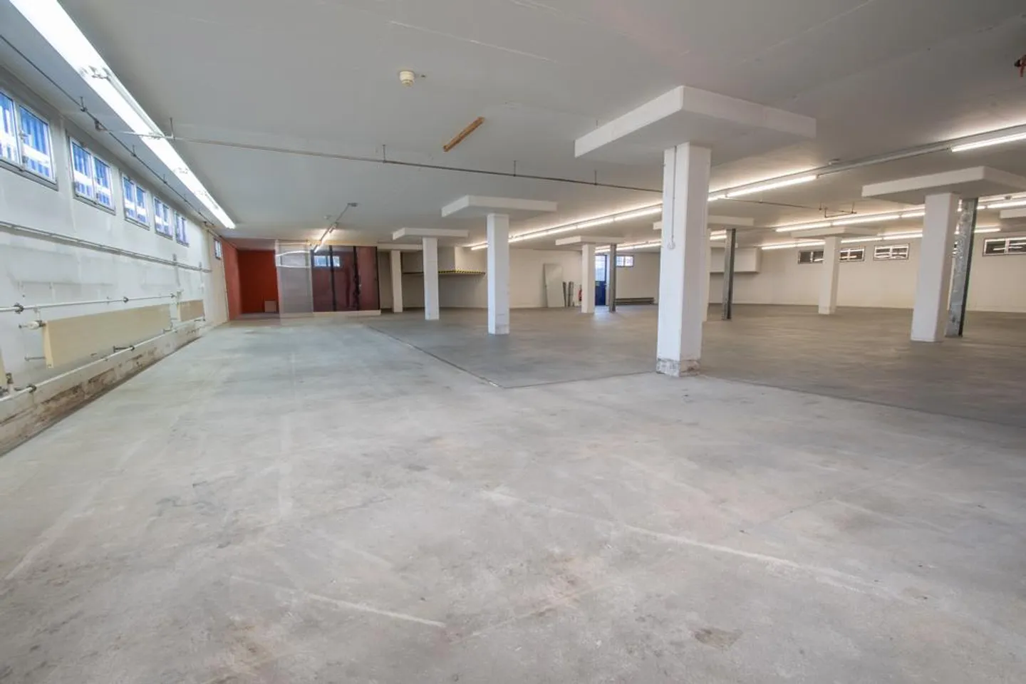 Multifunctional commercial space with optimal infrastructure - Photo 5 of 9