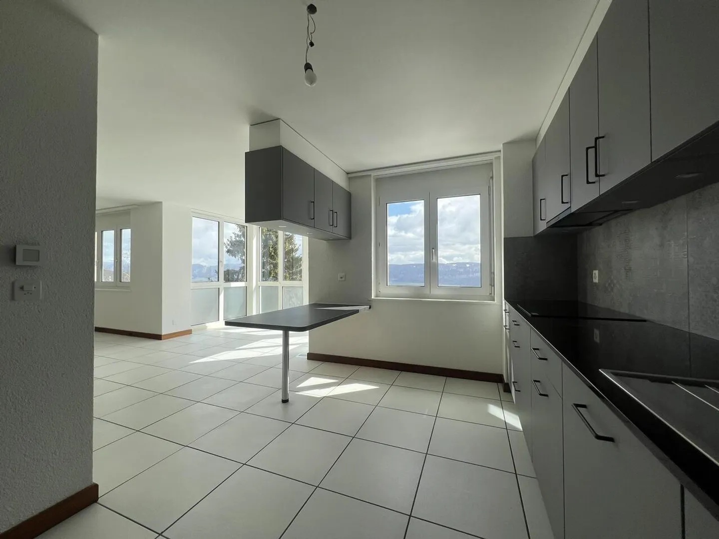 Magnificent 4.5-room renovated apartment for rent in Hauts-Geneveys - Photo 2 of 11