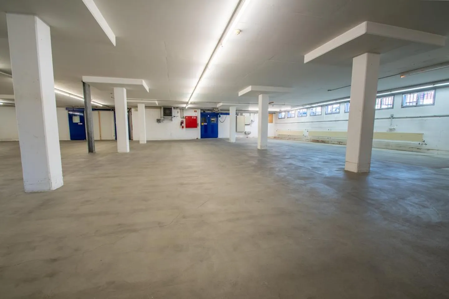 Multifunctional commercial space with optimal infrastructure - Photo 8 of 9
