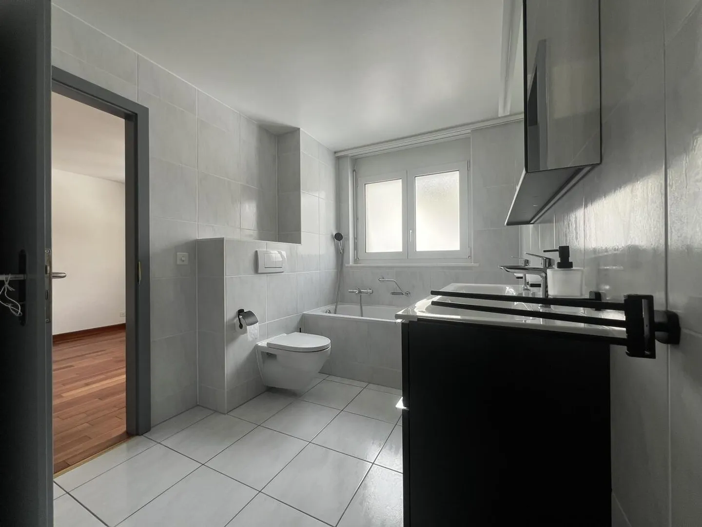 Magnificent 4.5-room renovated apartment for rent in Hauts-Geneveys - Photo 7 of 11