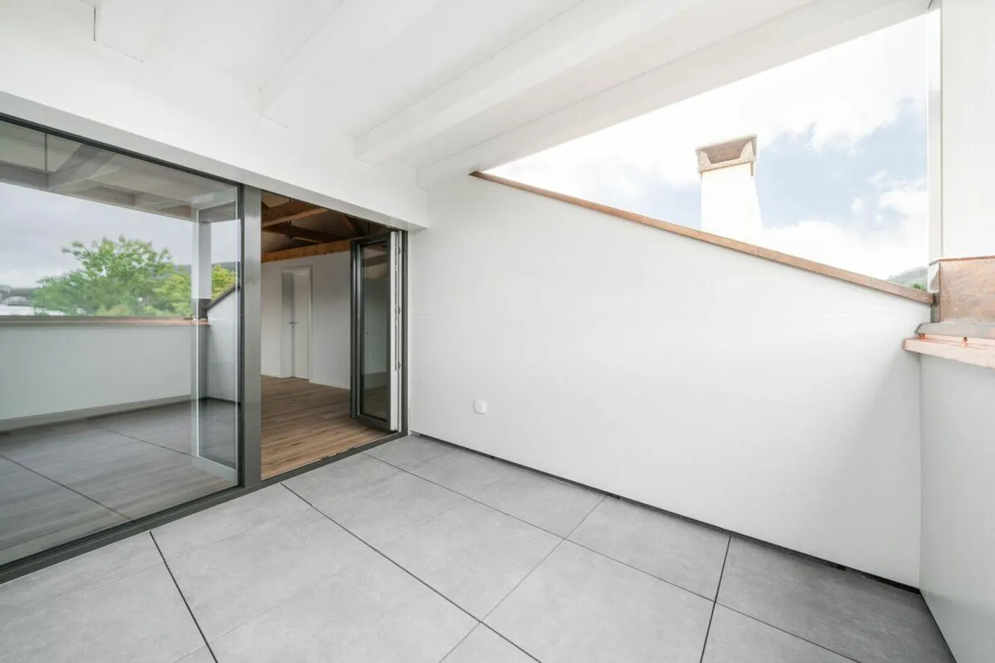 Saniertes 1.5-Zimmer-Dachloft mit sonnigem Balkon - Foto 1 von 5