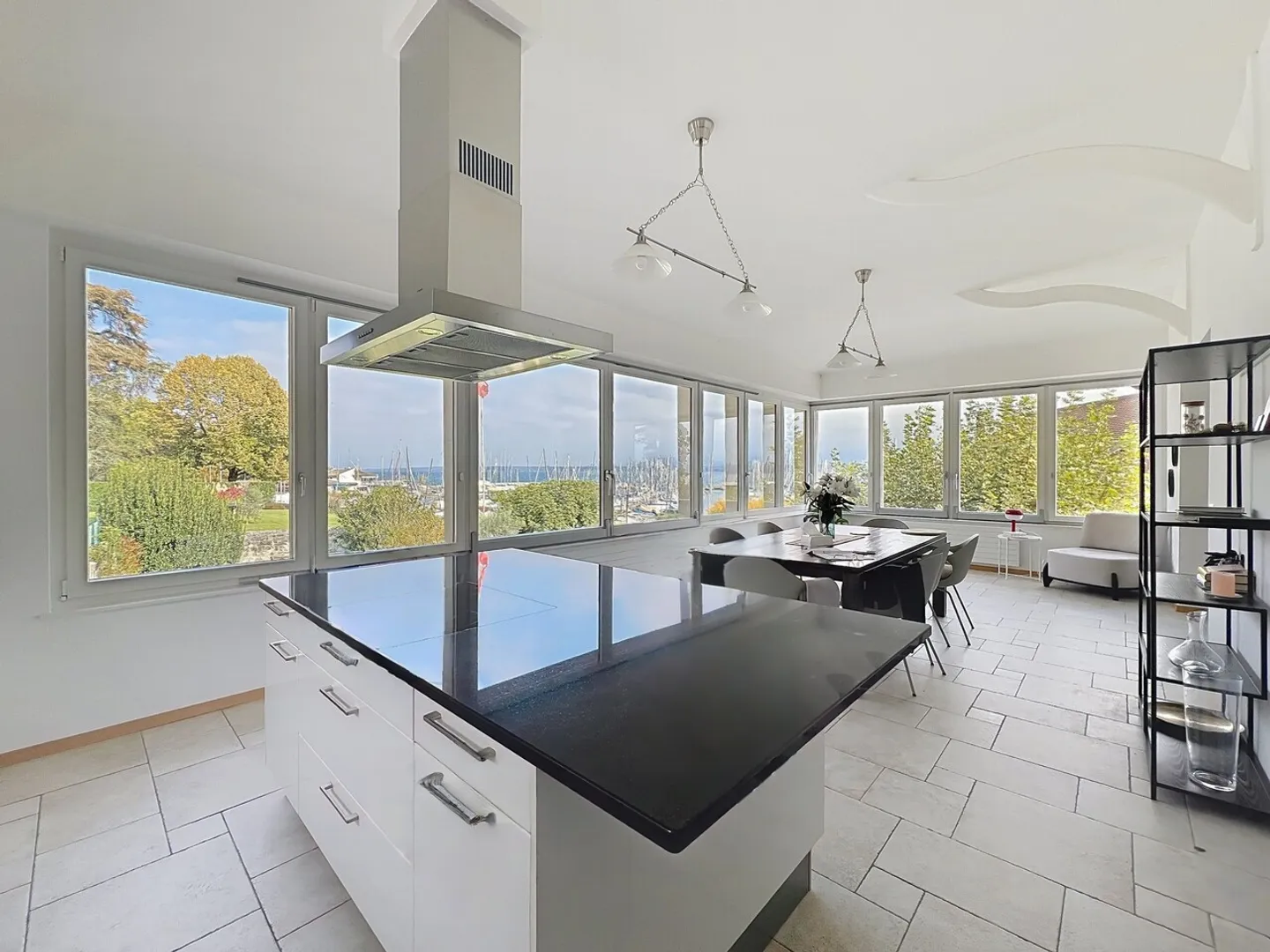 Magnificent villa just steps from the lake - Photo 2 of 13
