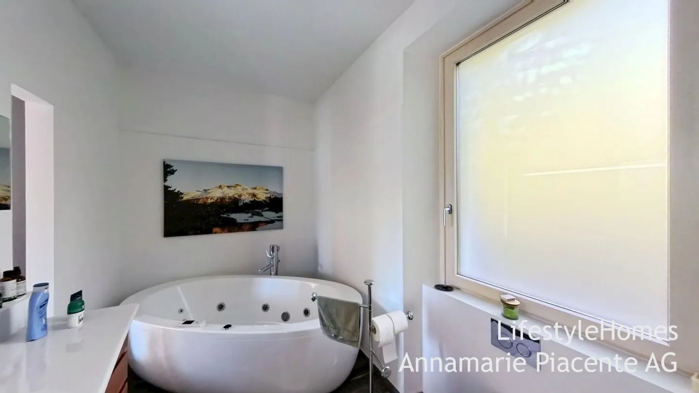 VILLA WITH LAKE VIEW - Photo 8 of 13