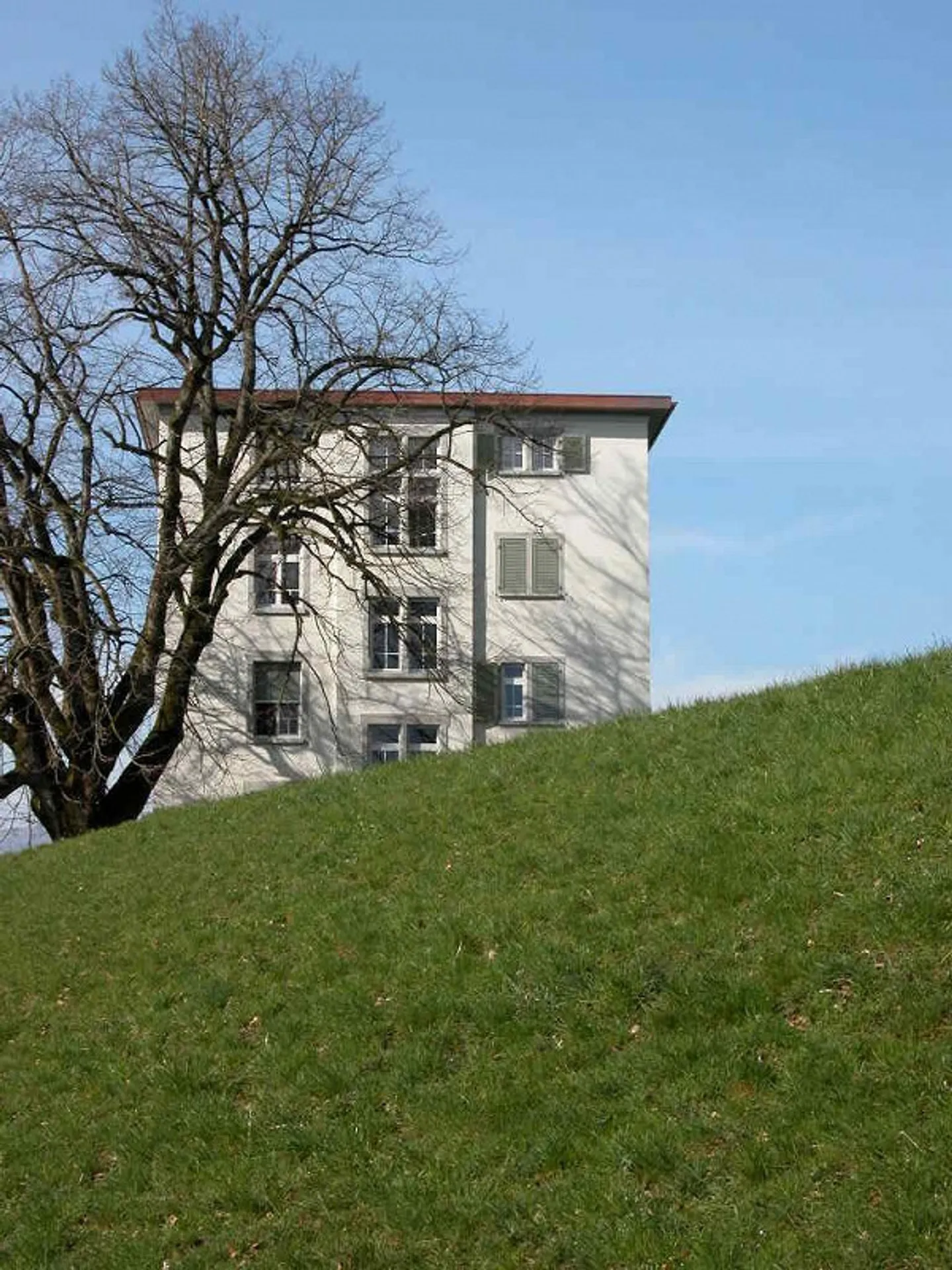 Appartement simple confortable dans un quartier résidentiel calme - Photo 1 sur 6