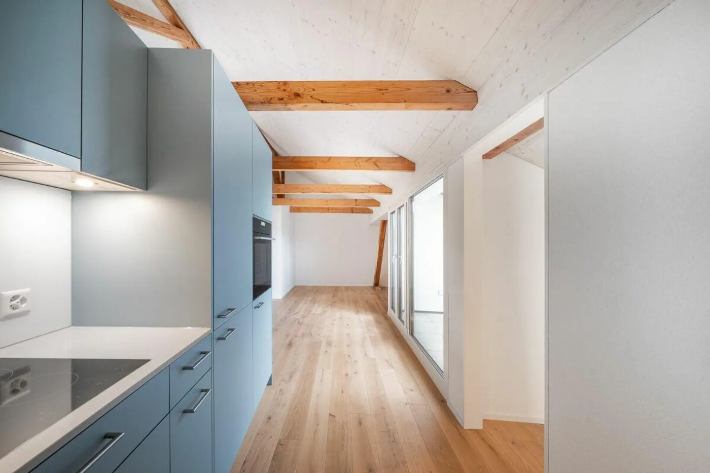 Saniertes 1.5-Zimmer-Dachloft mit sonnigem Balkon - Foto 3 von 5