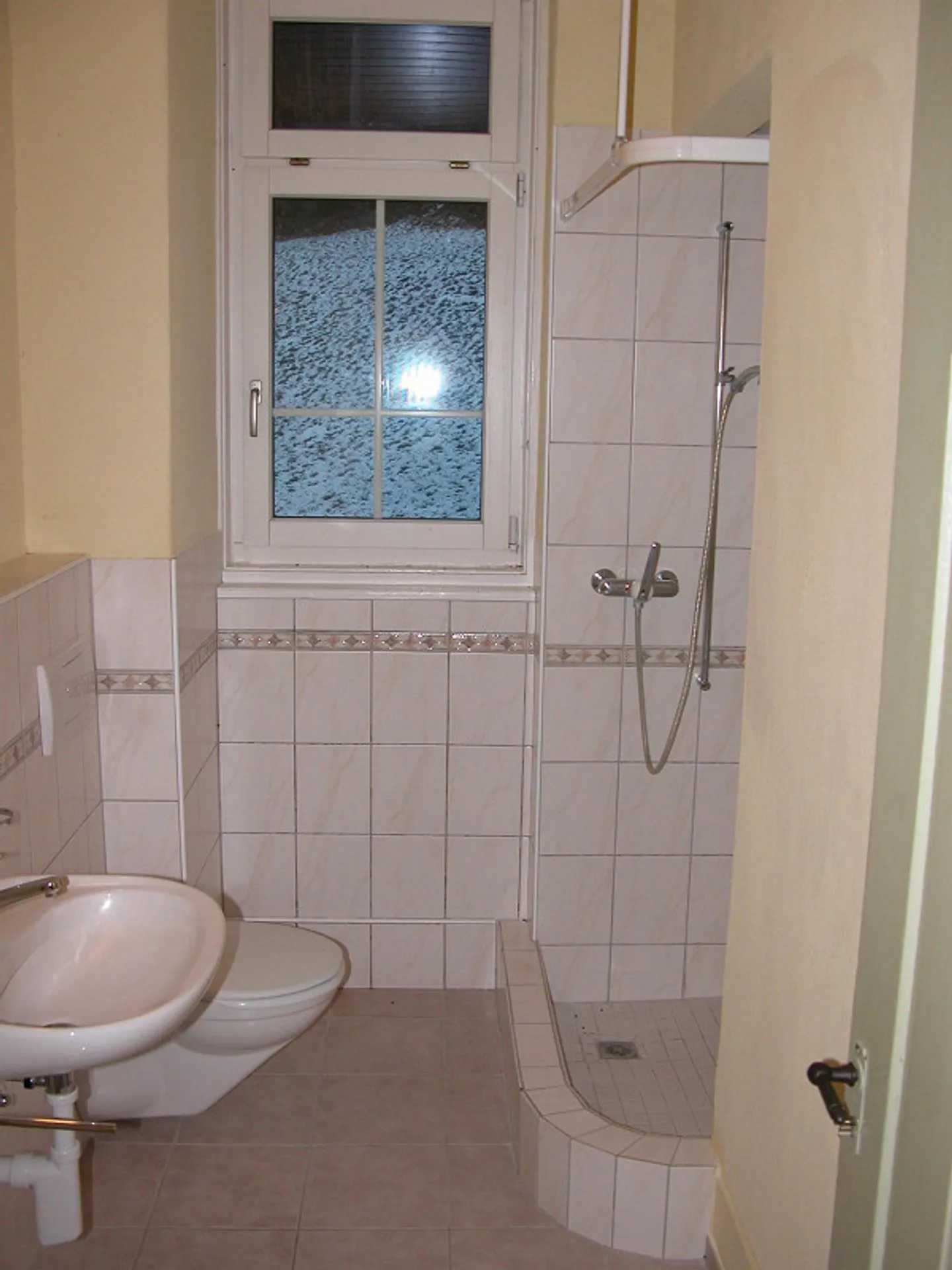 Appartement simple confortable dans un quartier résidentiel calme - Photo 4 sur 6