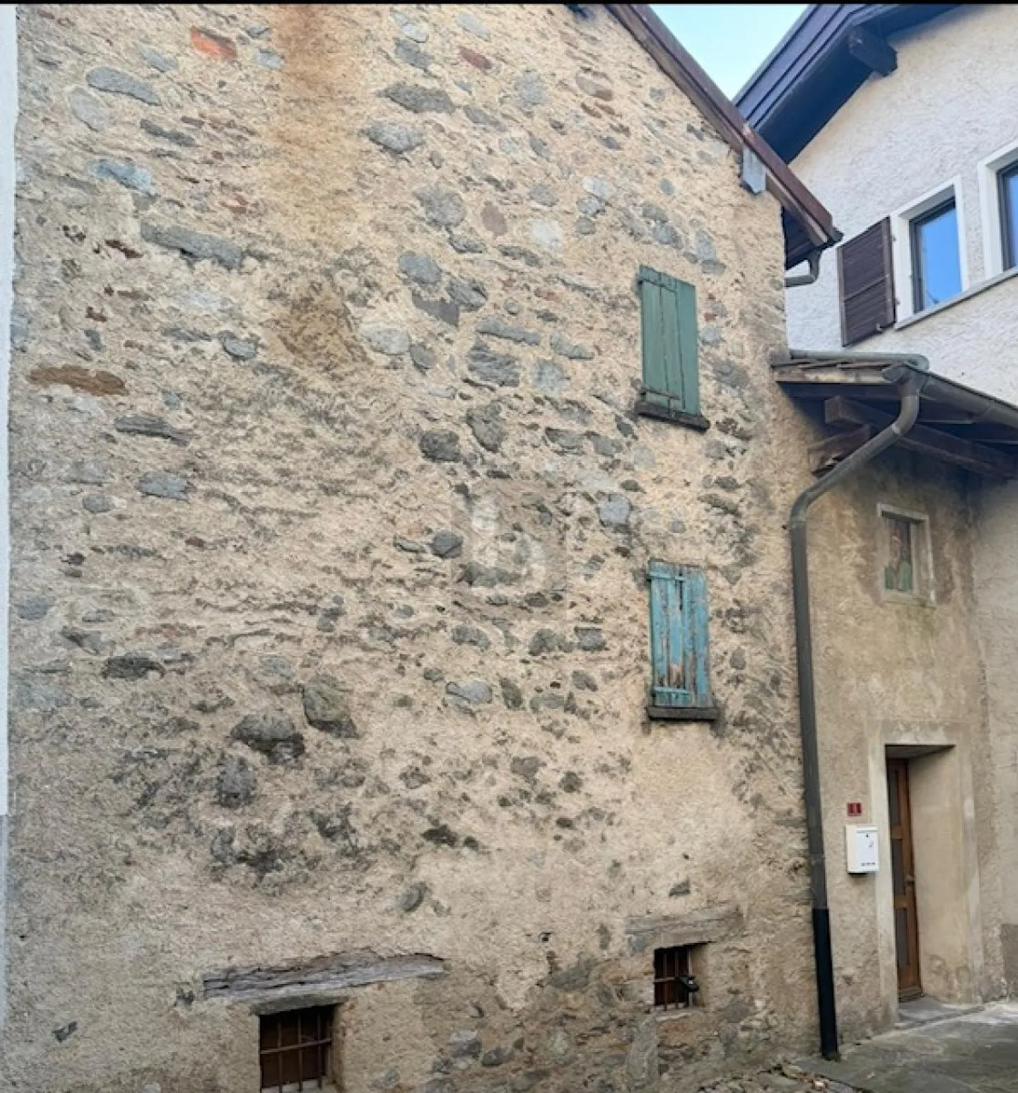 RUSTIQUE SPACIEUX AVEC UN GRAND POTENTIEL - Photo 1 sur 6