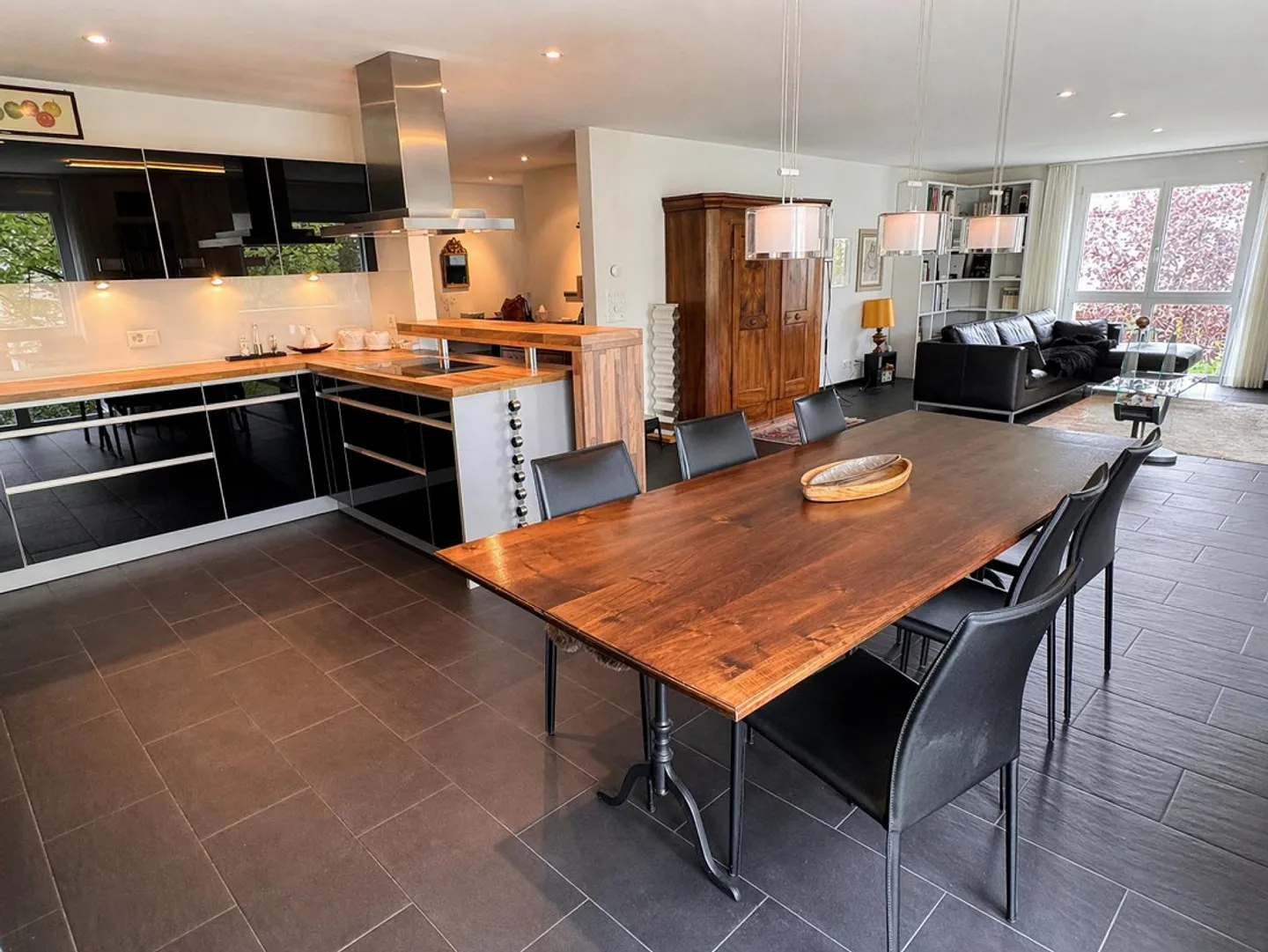 Bright and spacious apartment in a prime location with a hobby room and 2 carports - Photo 3 of 10