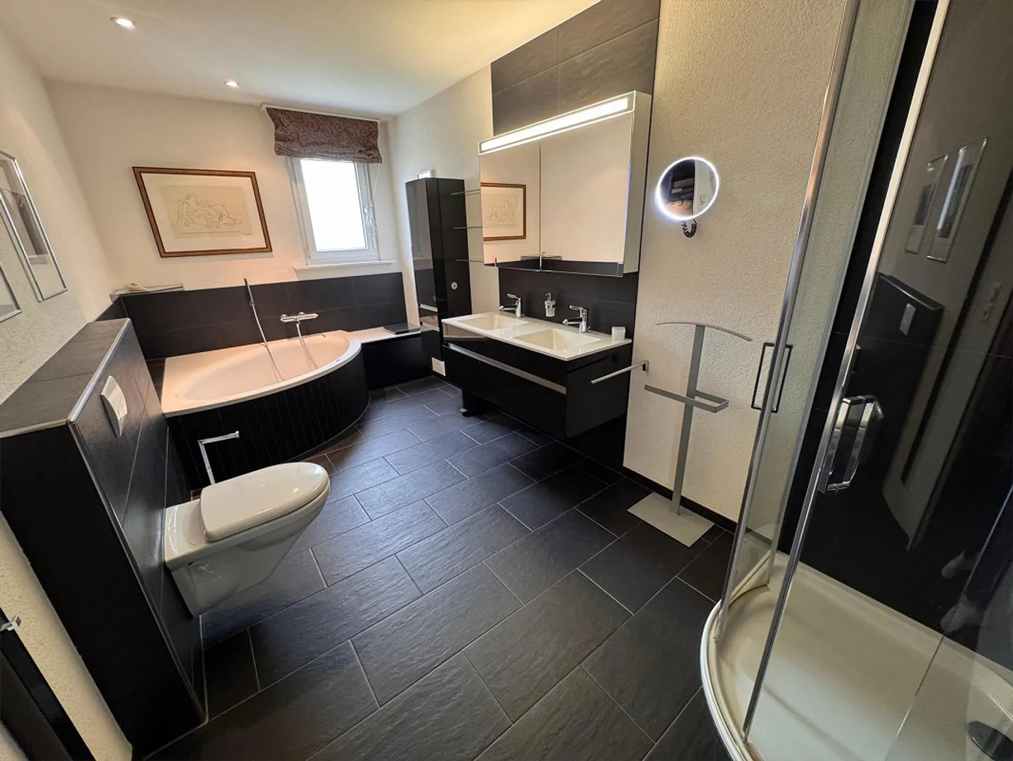 Bright and spacious apartment in a prime location with a hobby room and 2 carports - Photo 4 of 10