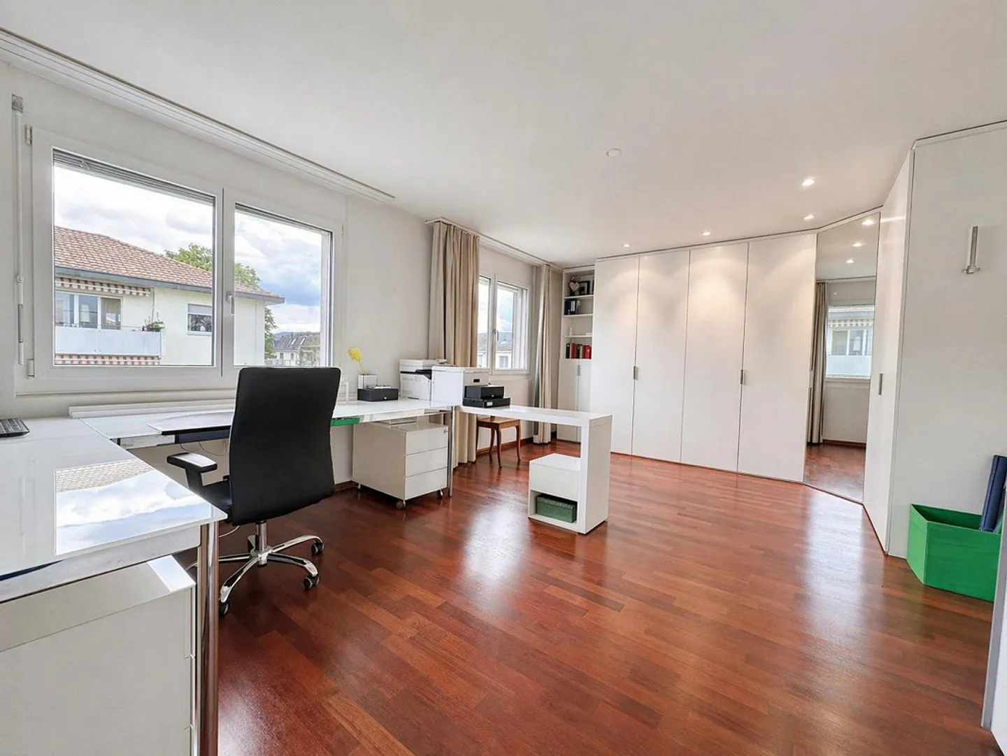 Bright and spacious apartment in a prime location with a hobby room and 2 carports - Photo 6 of 10