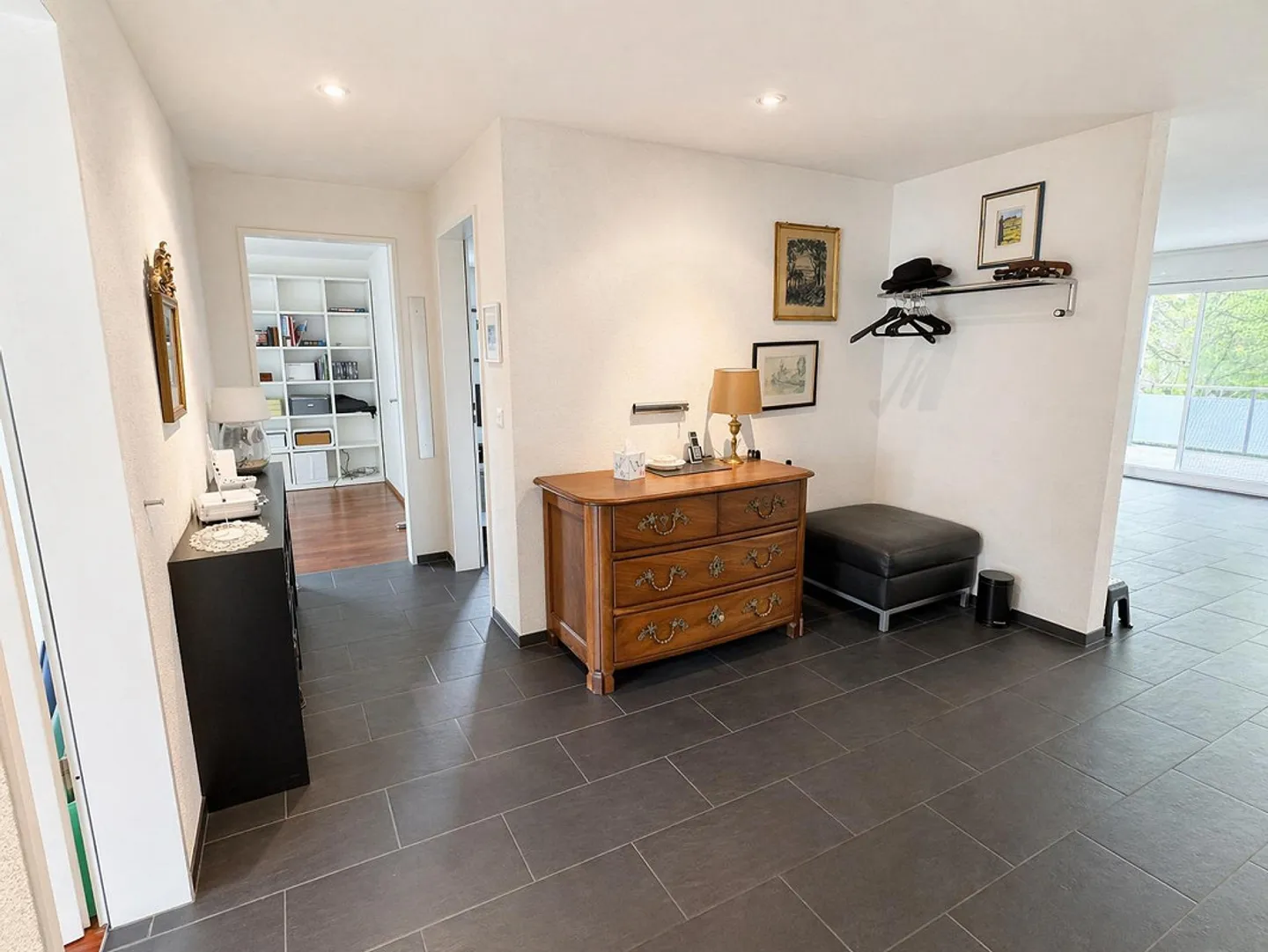 Bright and spacious apartment in a prime location with a hobby room and 2 carports - Photo 7 of 10