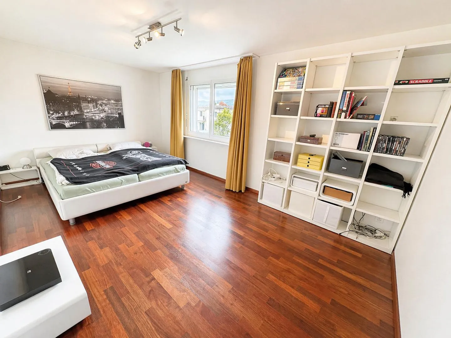 Bright and spacious apartment in a prime location with a hobby room and 2 carports - Photo 9 of 10