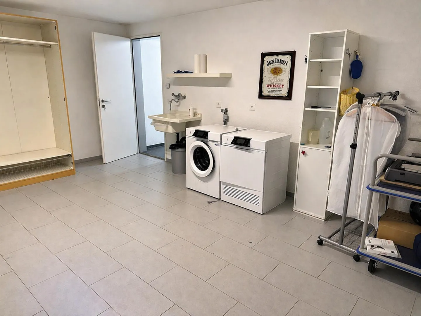 Bright and spacious apartment in a prime location with a hobby room and 2 carports - Photo 10 of 10