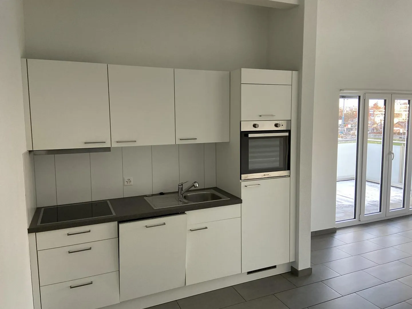Bellissimo attico moderno con soffitti alti in affitto - Foto 3 di 8