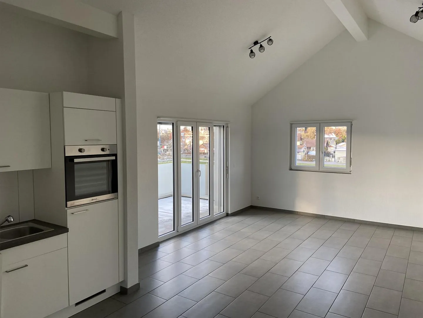 Bellissimo attico moderno con soffitti alti in affitto - Foto 2 di 8
