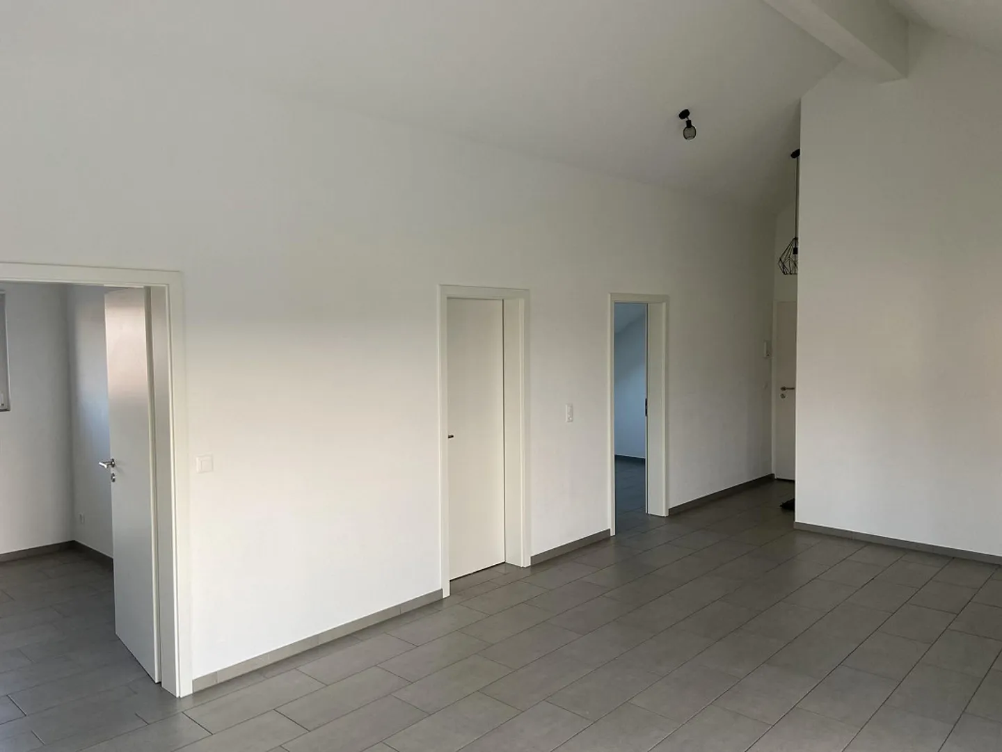 Bellissimo attico moderno con soffitti alti in affitto - Foto 7 di 8