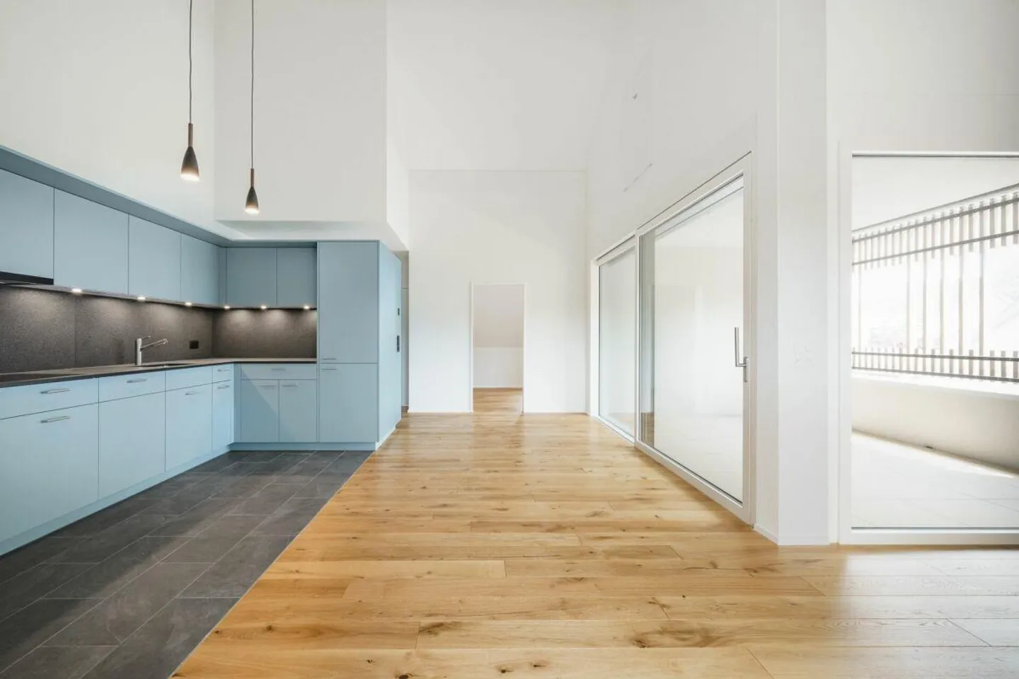 Lichtdurchflutete 2.5-Zimmer-Neubaudachwohnung an ruhiger Lage - Foto 2 von 6