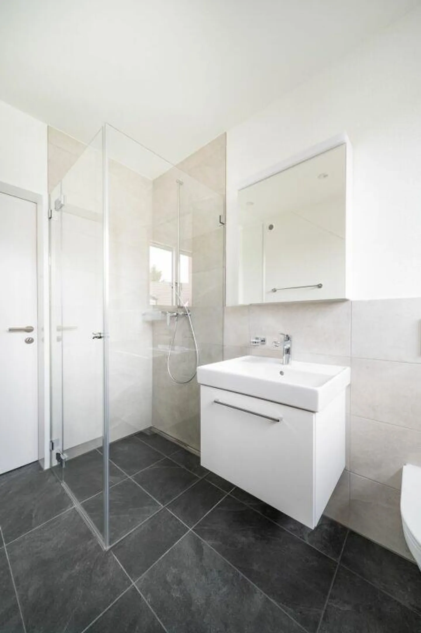 Lichtdurchflutete 2.5-Zimmer-Neubaudachwohnung an ruhiger Lage - Foto 3 von 6