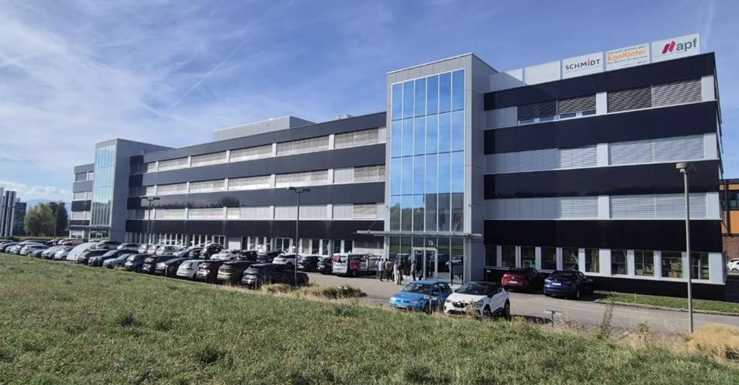 Superfici per uffici moderni, accessibilità CFF e parcheggi - Foto 1 di 11