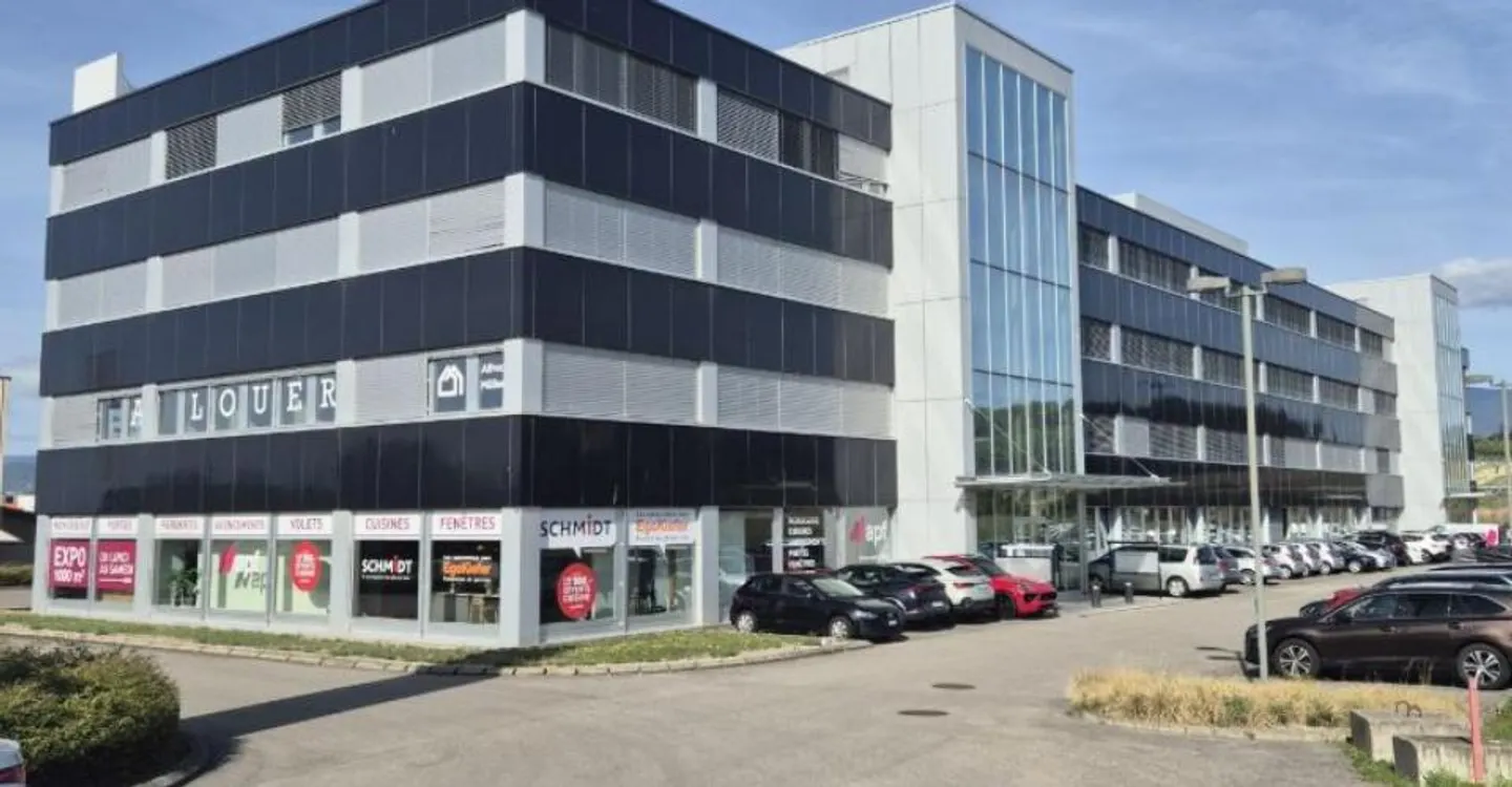 Superfici per uffici moderni, accessibilità CFF e parcheggi - Foto 2 di 11