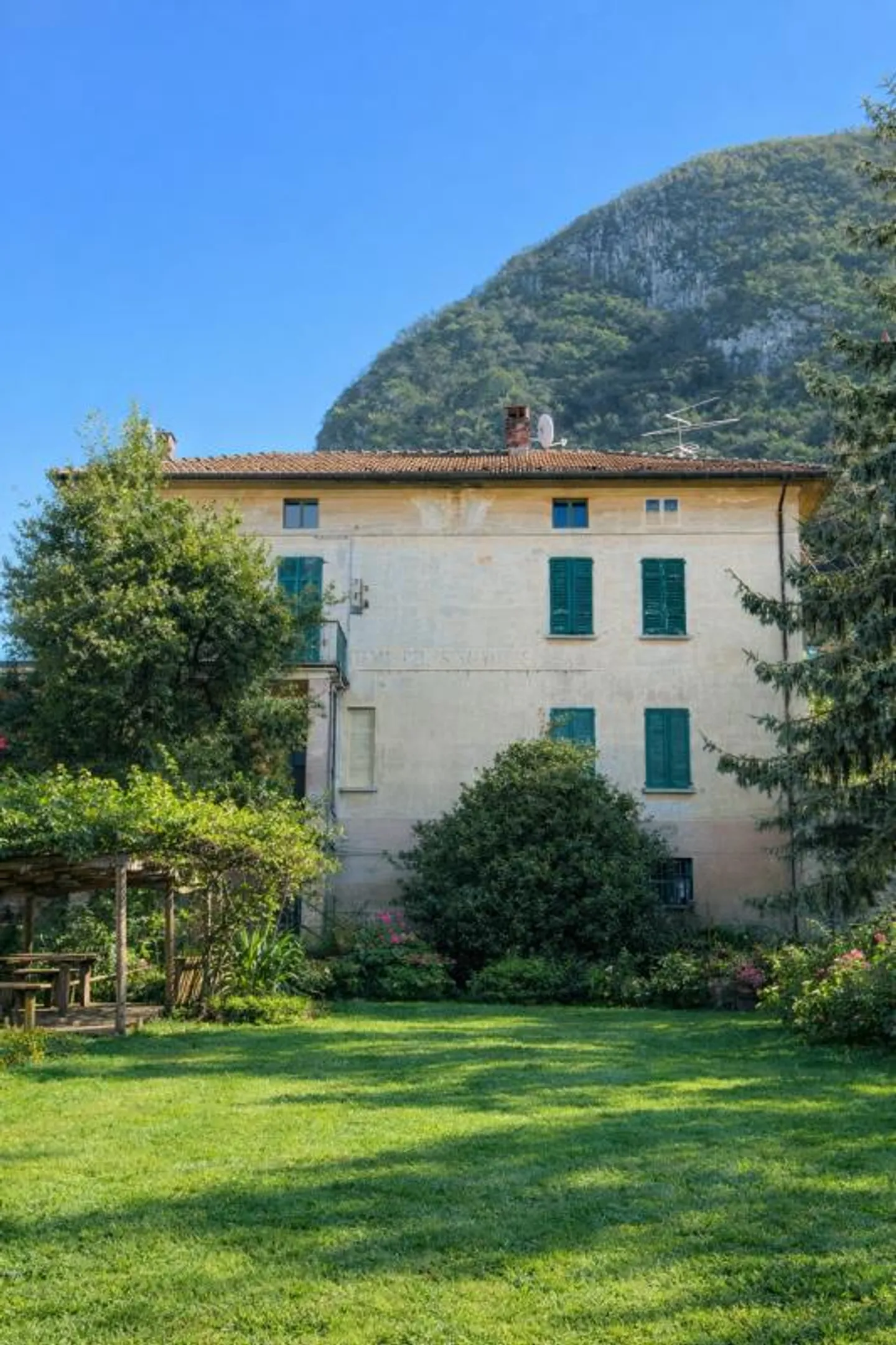 Baugrundstück mit Haus mit 2 Wohnungen - Foto 1 von 9