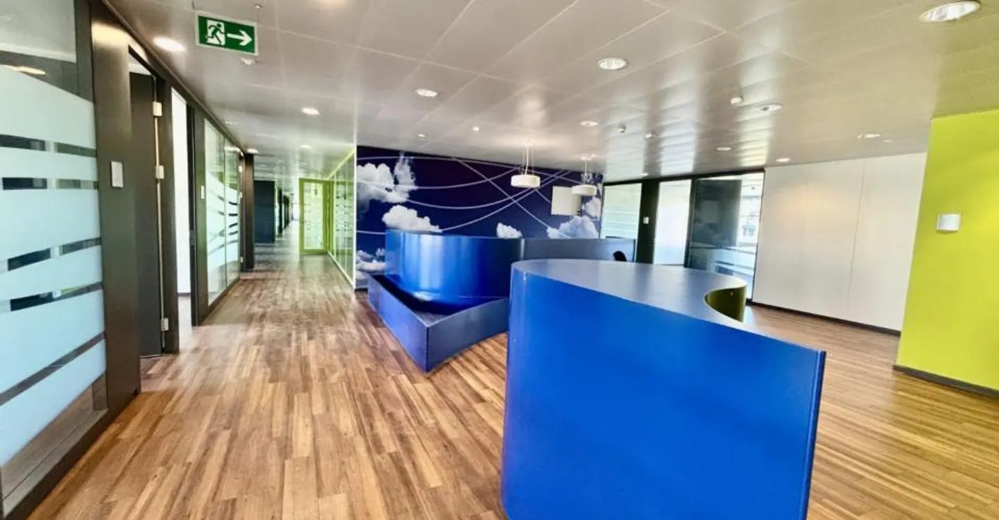 Superfici per uffici moderni, accessibilità CFF e parcheggi - Foto 3 di 11