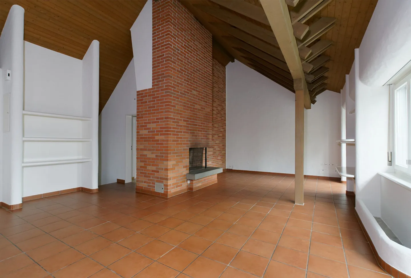 Appartement sous les toits spacieux pour vivre et travailler - Photo 1 sur 15