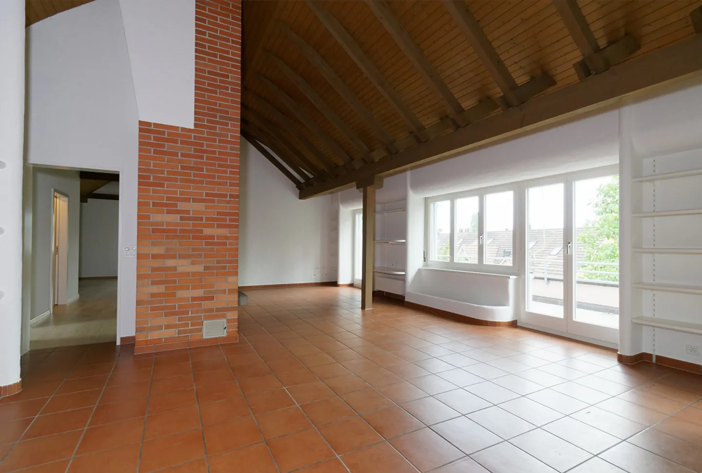 Appartement sous les toits spacieux pour vivre et travailler - Photo 2 sur 15