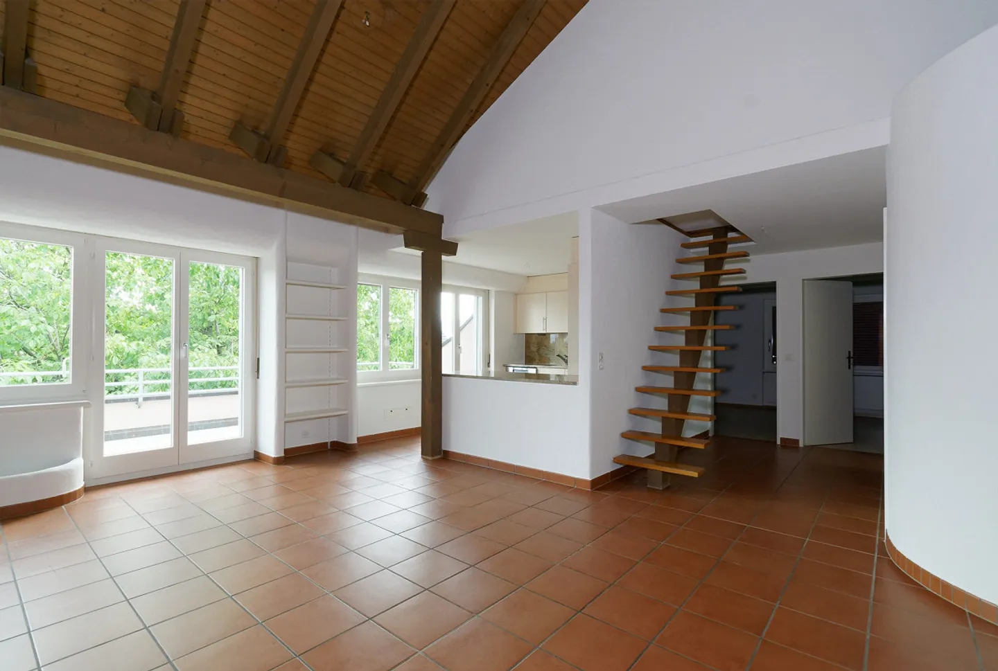 Appartement sous les toits spacieux pour vivre et travailler - Photo 3 sur 15