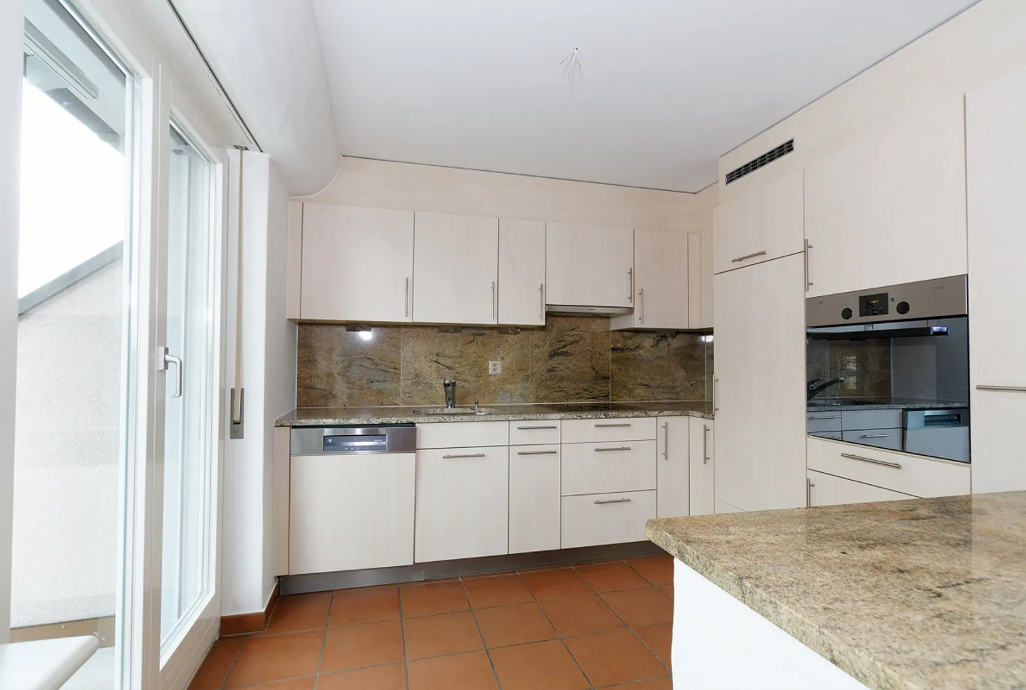 Appartement sous les toits spacieux pour vivre et travailler - Photo 4 sur 15