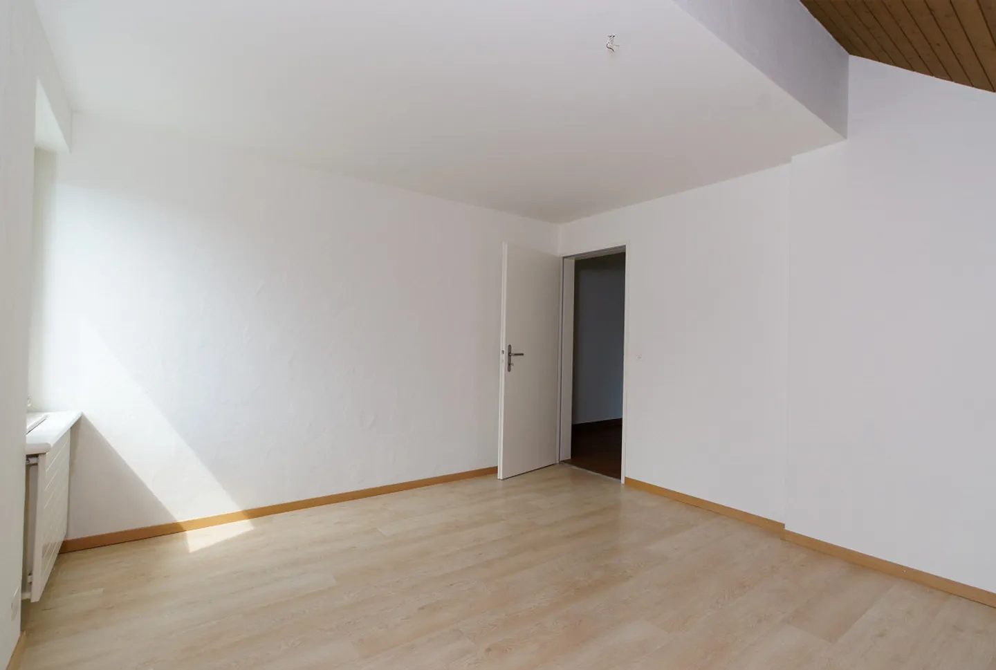 Appartement sous les toits spacieux pour vivre et travailler - Photo 5 sur 15